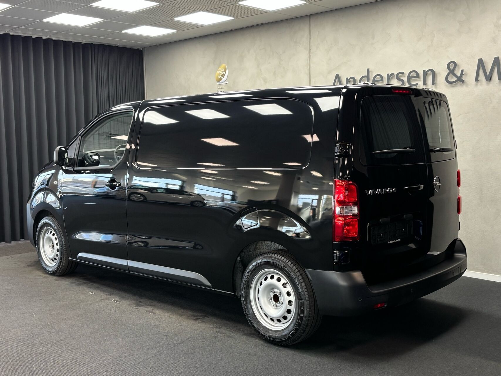 Sort Opel Vivaro-e fra 2025