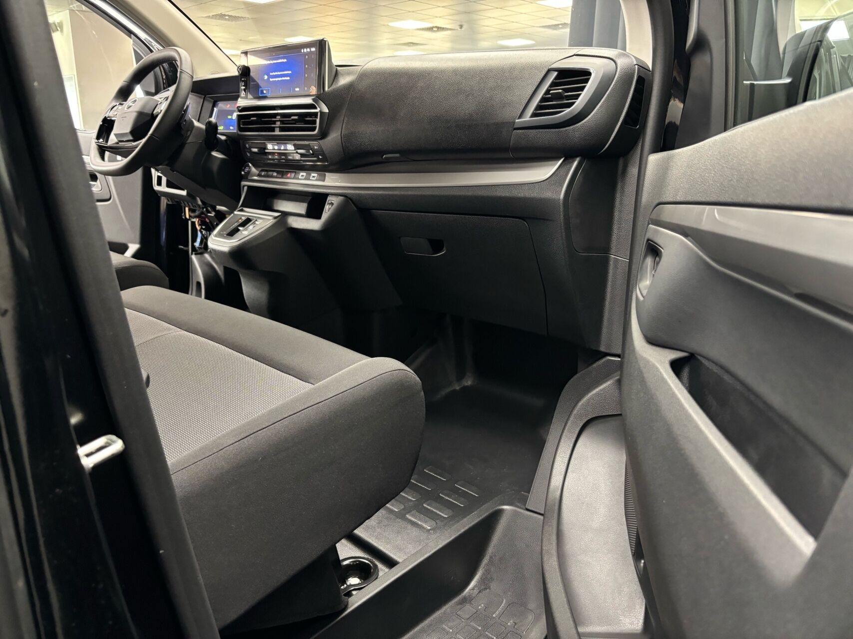 Sort Opel Vivaro-e fra 2025