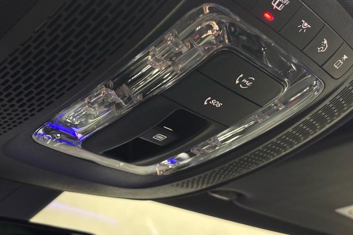 Rød Mercedes A180 d fra 2019
