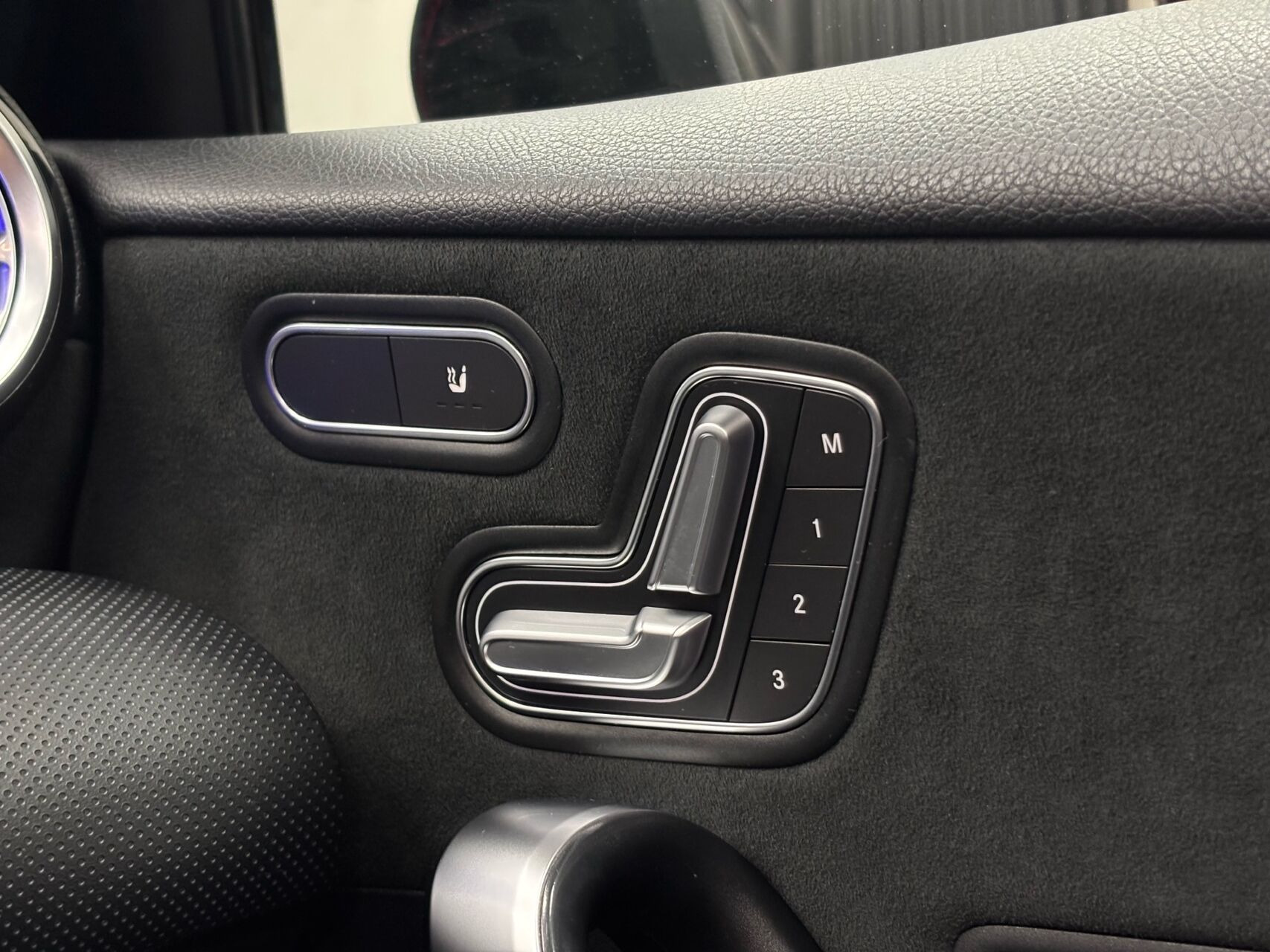 Rød Mercedes A180 d fra 2019