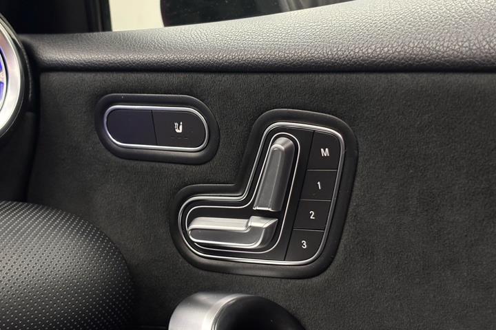 Rød Mercedes A180 d fra 2019
