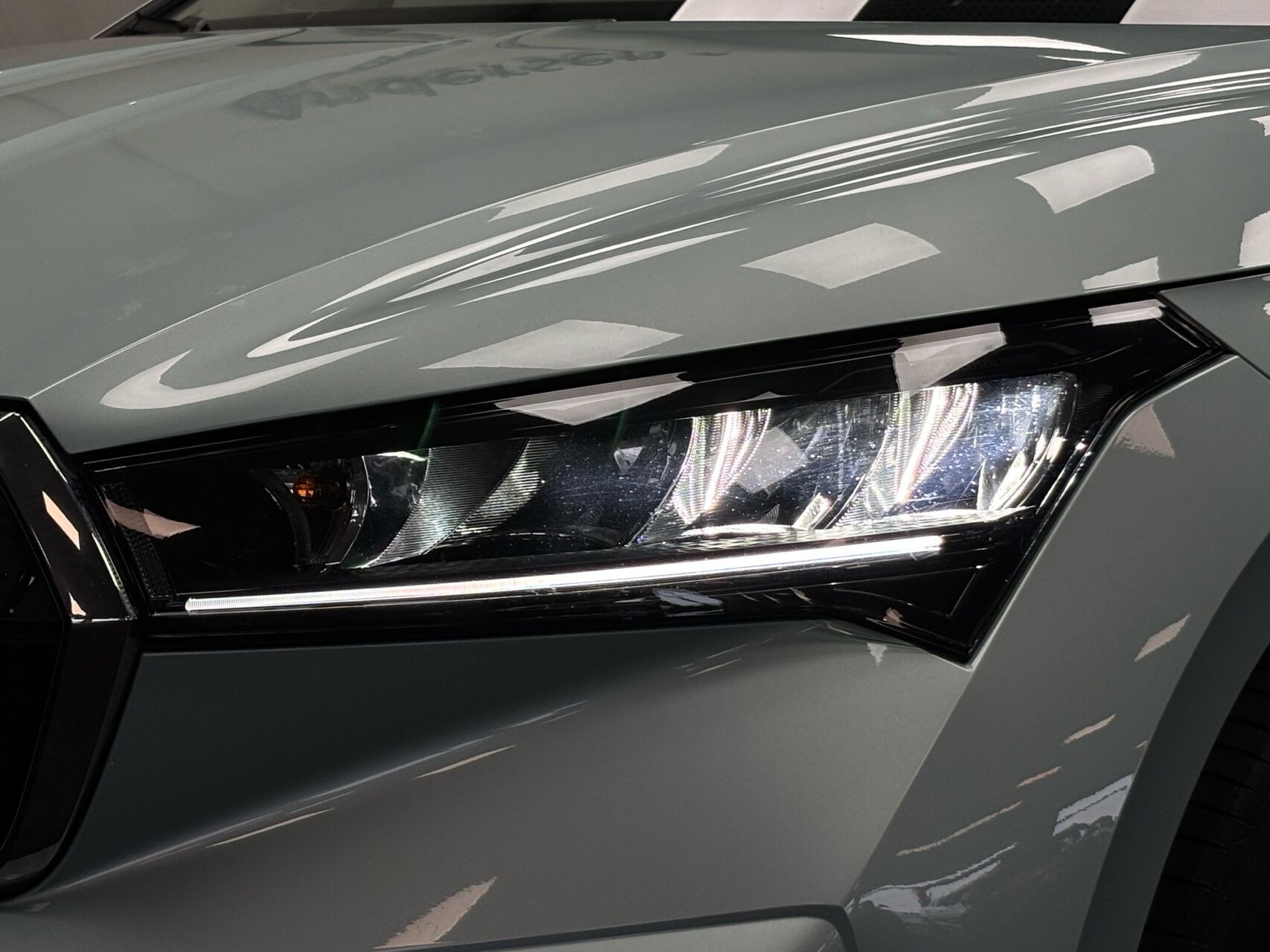 Grå Skoda Enyaq fra 2023