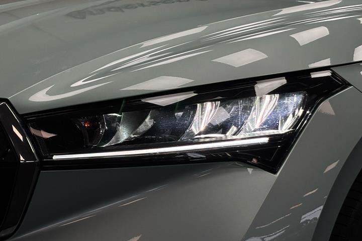 Grå Skoda Enyaq fra 2023