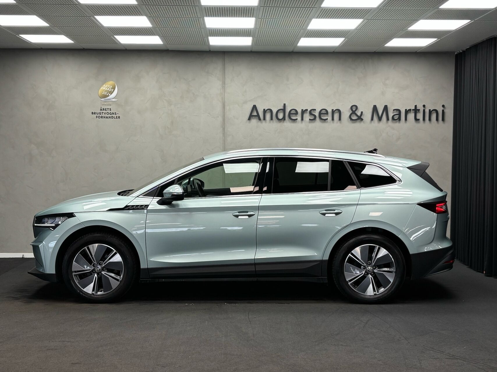 Grå Skoda Enyaq fra 2023