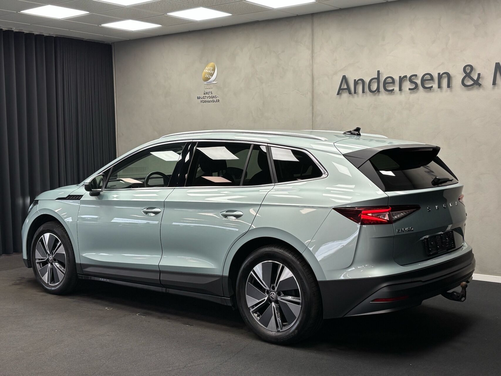 Grå Skoda Enyaq fra 2023