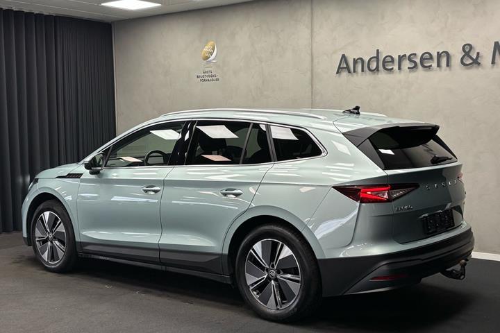 Grå Skoda Enyaq fra 2023