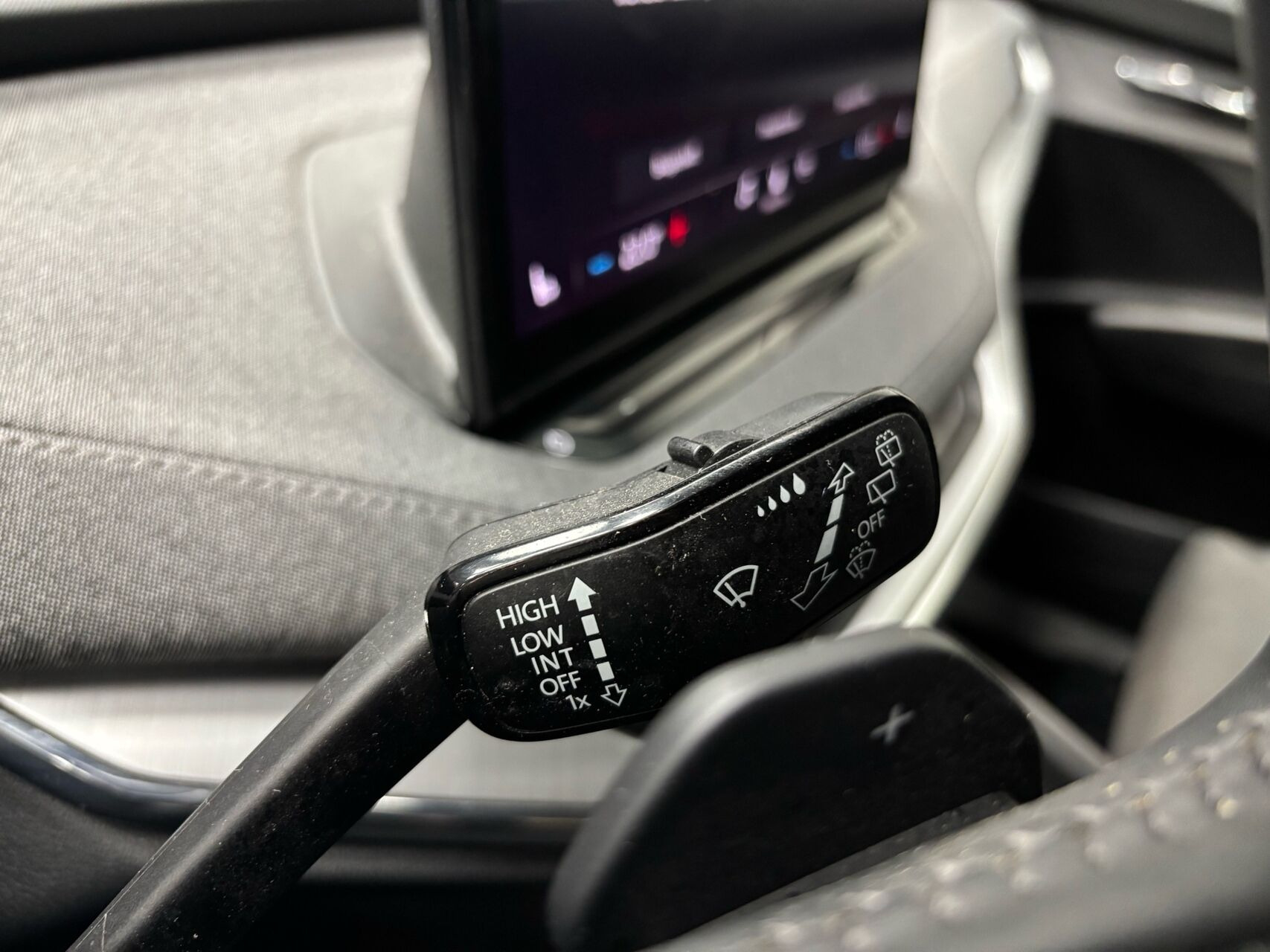 Grå Skoda Enyaq fra 2023