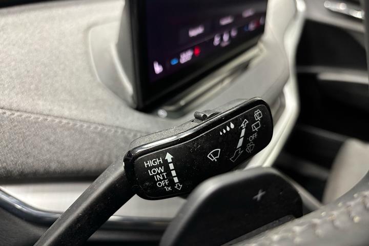 Grå Skoda Enyaq fra 2023