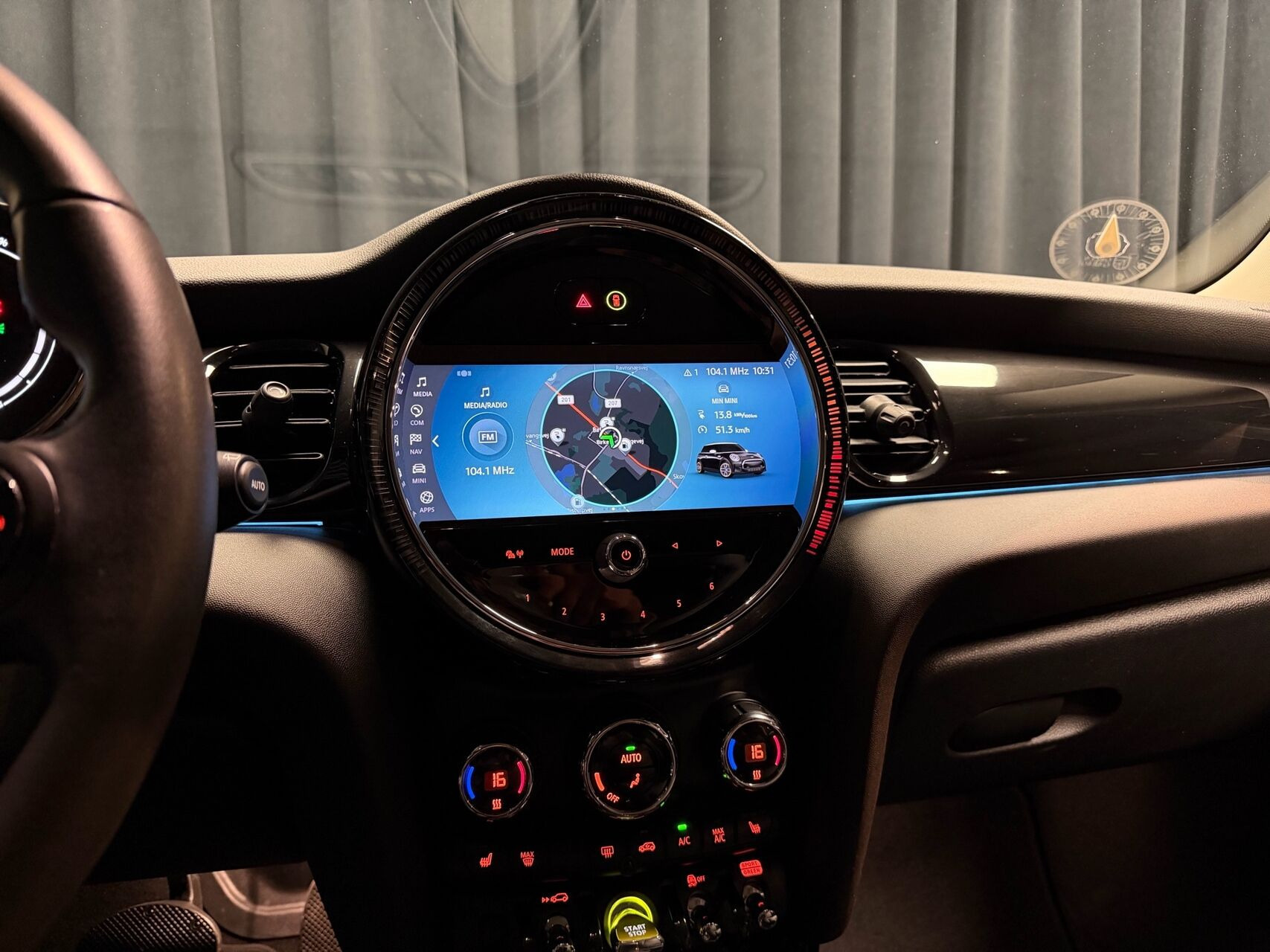 Hvid Mini Cooper fra 2023