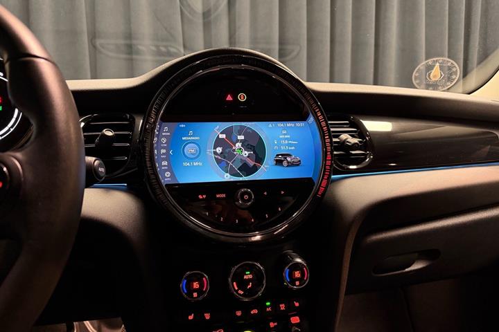 Hvid Mini Cooper fra 2023