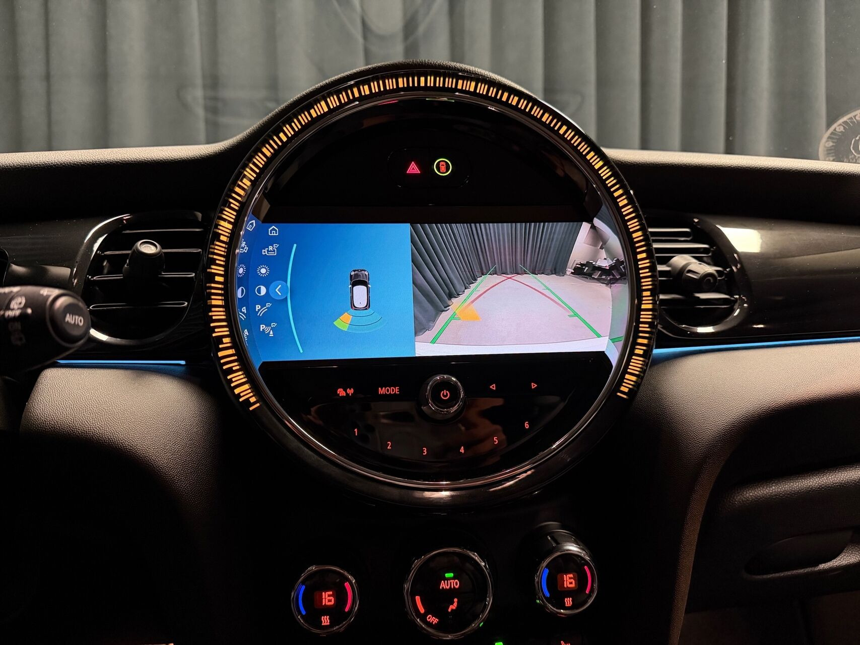 Hvid Mini Cooper fra 2023