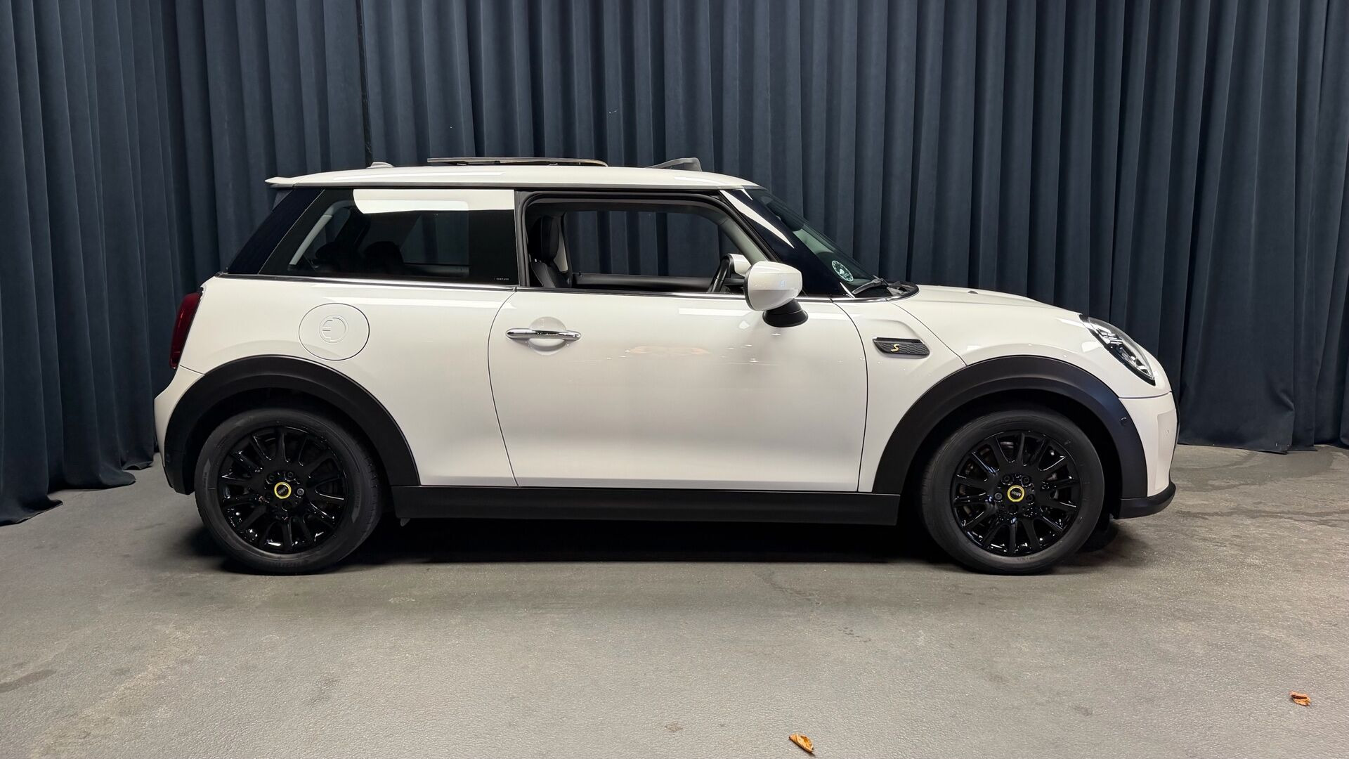 Hvid Mini Cooper fra 2023