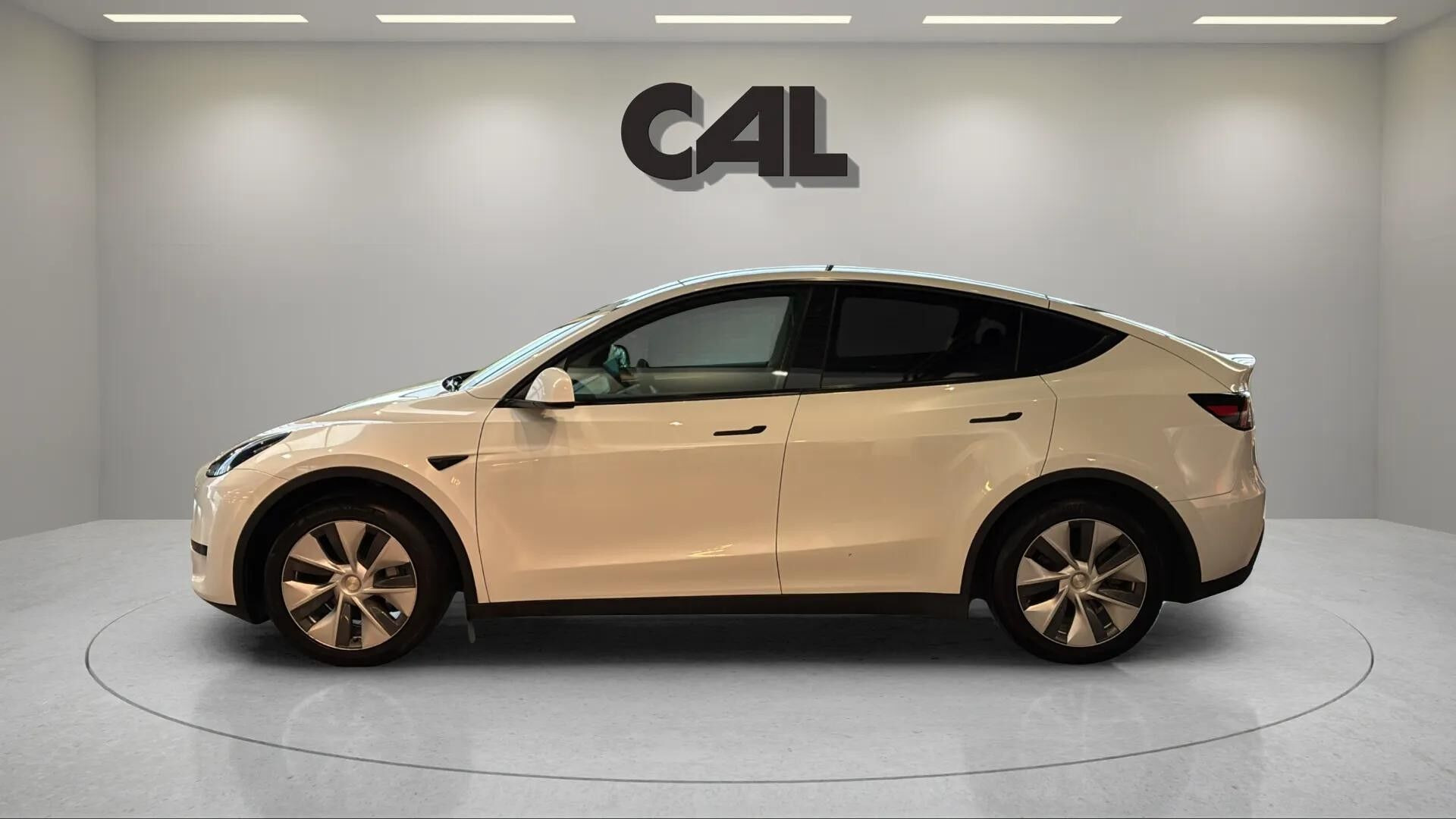 Hvid Tesla Model Y fra 2023