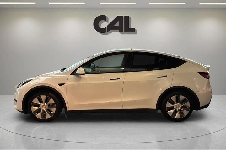 Hvid Tesla Model Y fra 2023