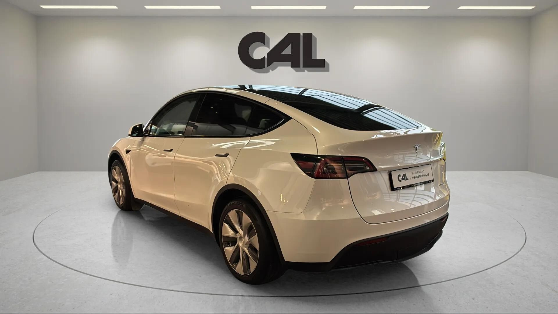 Hvid Tesla Model Y fra 2023