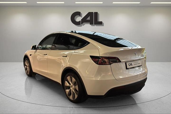 Hvid Tesla Model Y fra 2023