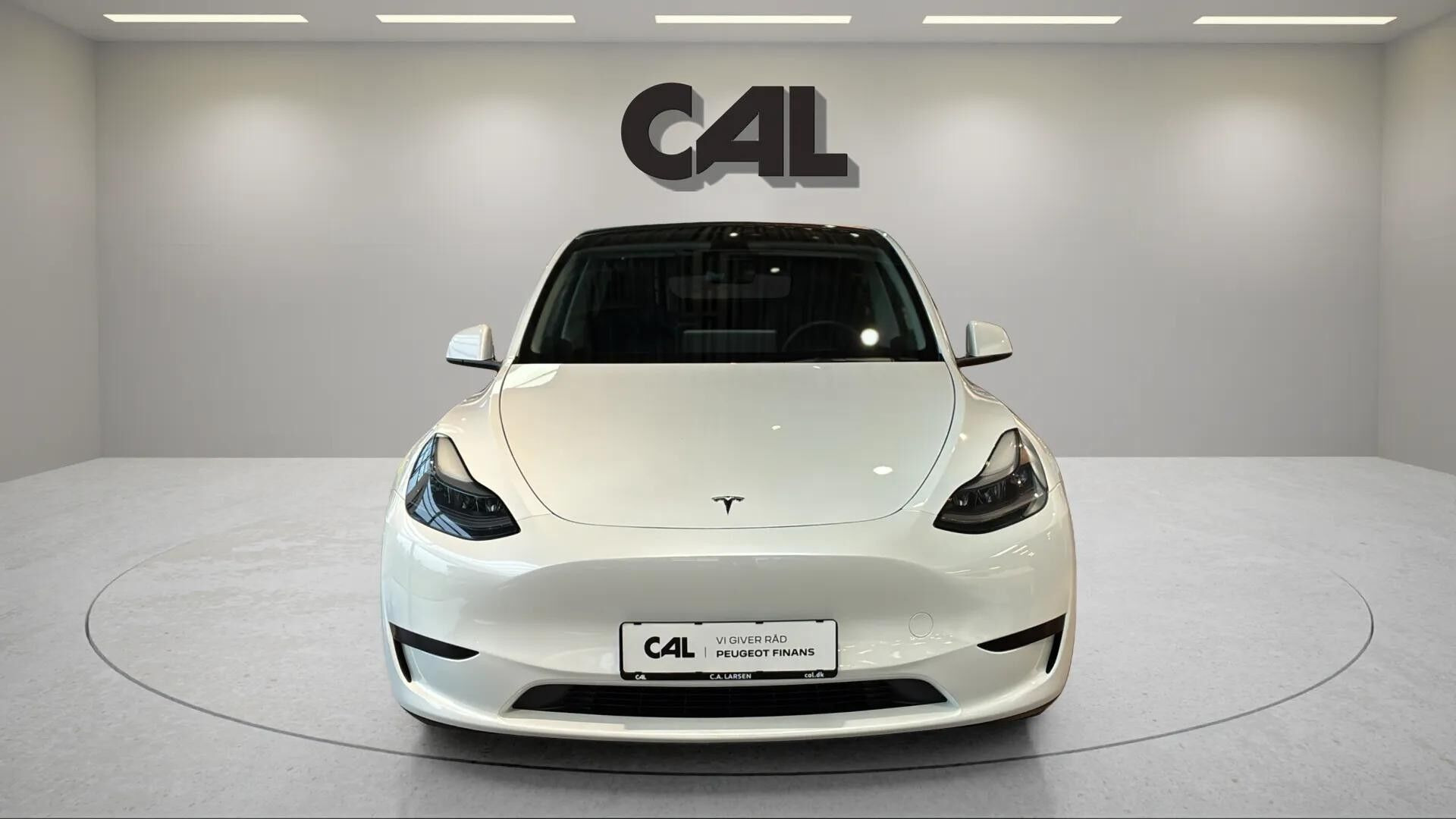Hvid Tesla Model Y fra 2023