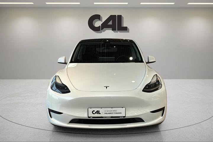 Hvid Tesla Model Y fra 2023