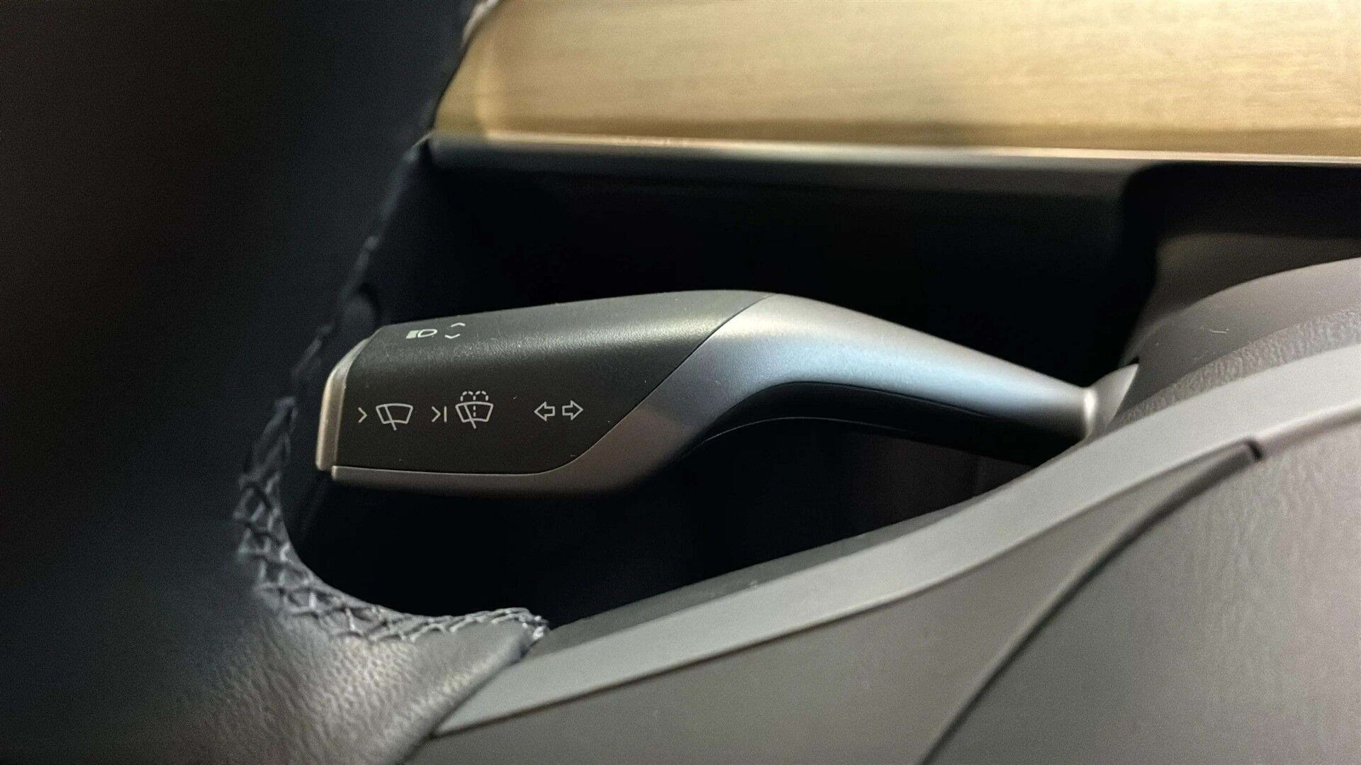 Hvid Tesla Model Y fra 2023