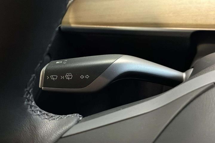 Hvid Tesla Model Y fra 2023