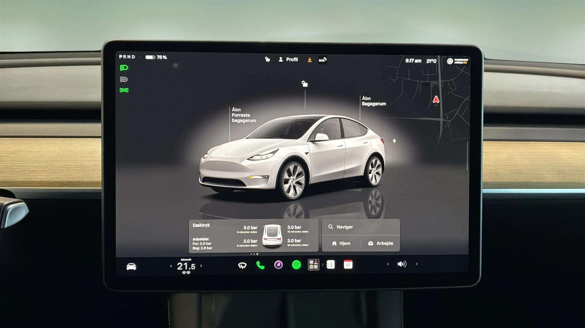 Hvid Tesla Model Y fra 2023