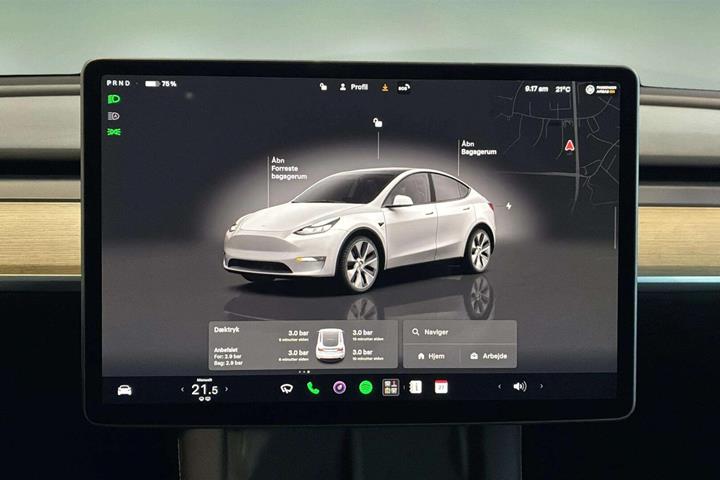 Hvid Tesla Model Y fra 2023