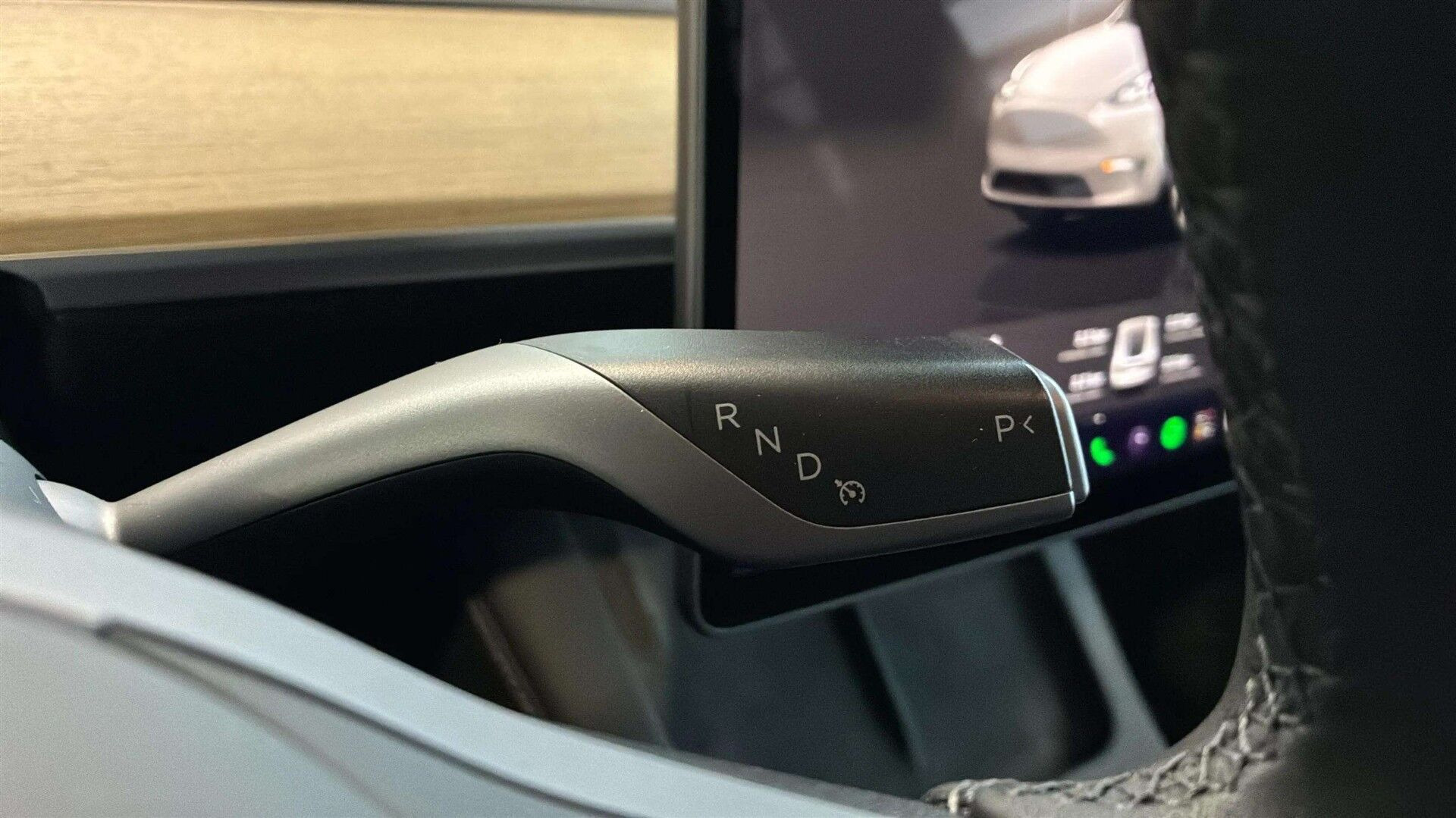 Hvid Tesla Model Y fra 2023
