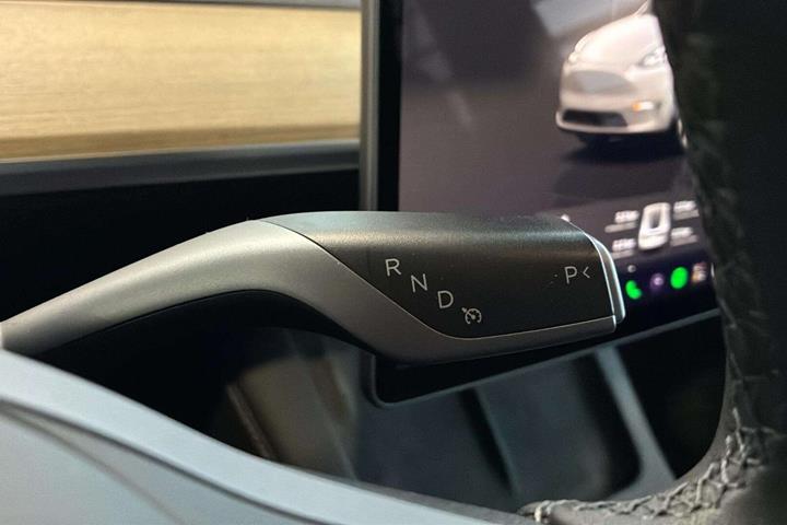 Hvid Tesla Model Y fra 2023