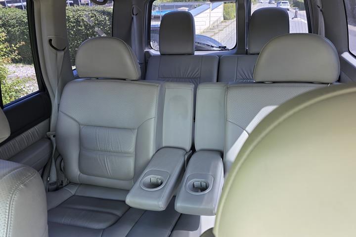 Sølv Nissan Patrol fra 2003