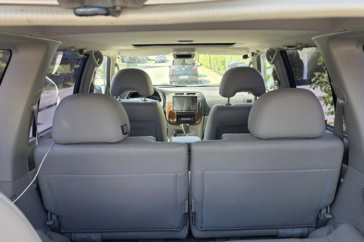 Sølv Nissan Patrol fra 2003
