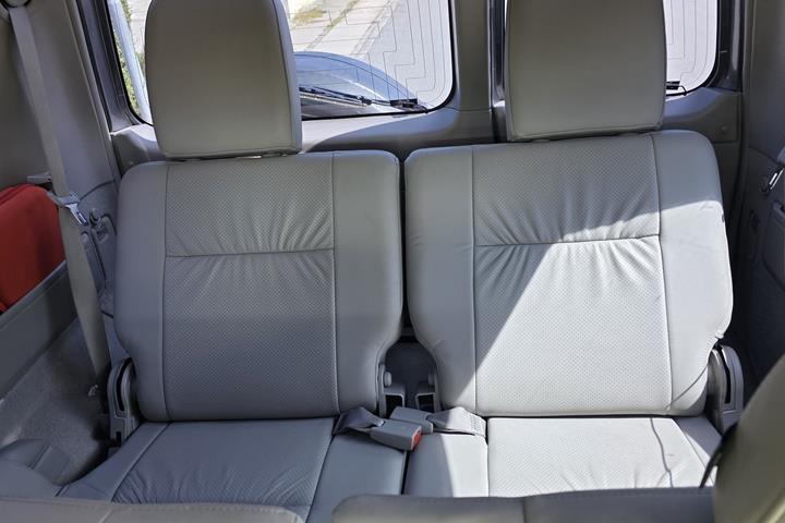 Sølv Nissan Patrol fra 2003