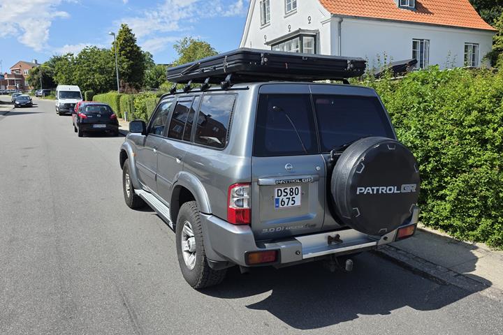 Sølv Nissan Patrol fra 2003