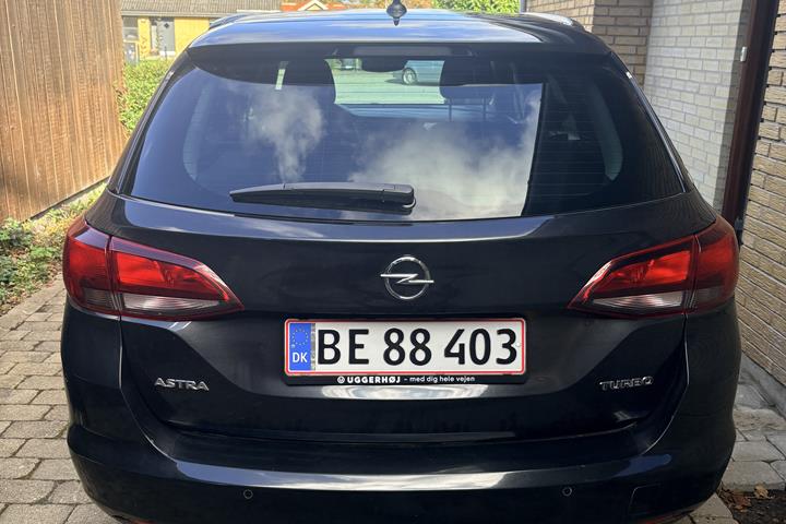 Sort Opel Astra fra 2016
