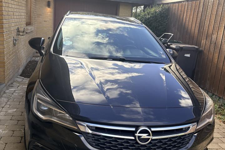 Sort Opel Astra fra 2016