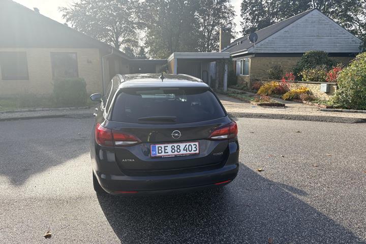 Sort Opel Astra fra 2016