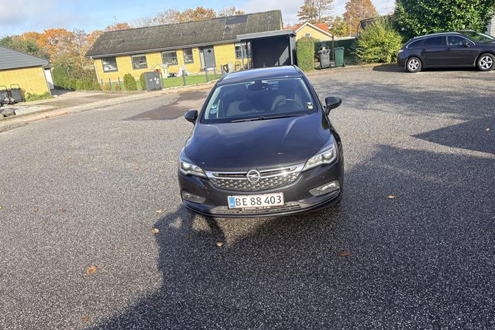 Sort Opel Astra fra 2016