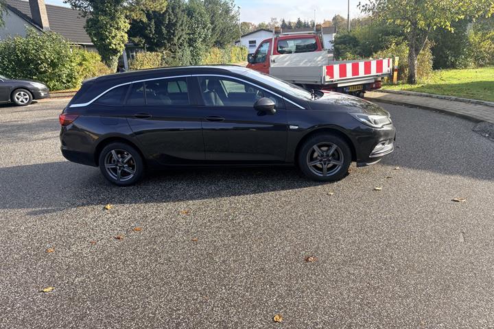 Sort Opel Astra fra 2016
