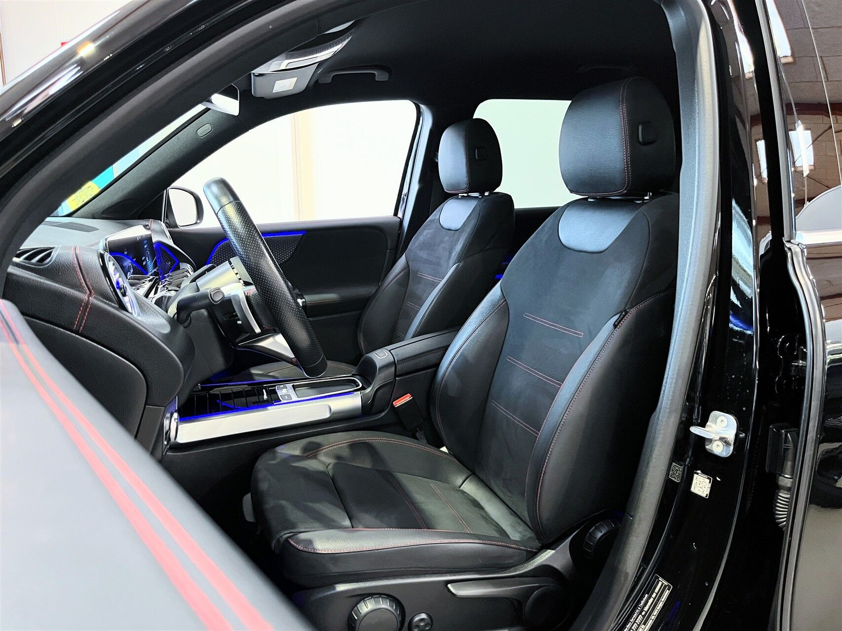 Sort Mercedes EQB250+ fra 2024