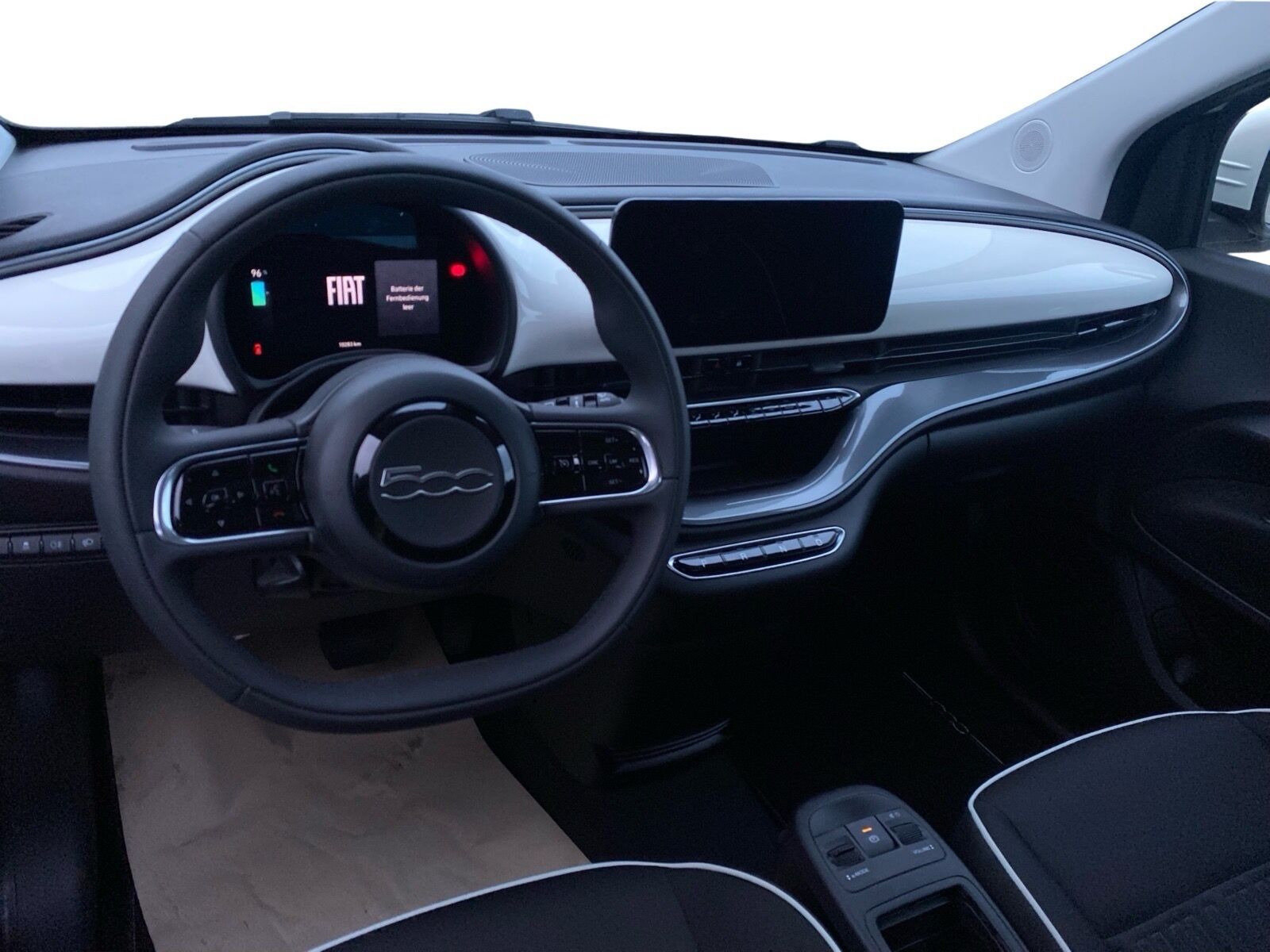 Hvid Fiat 500e fra 2025