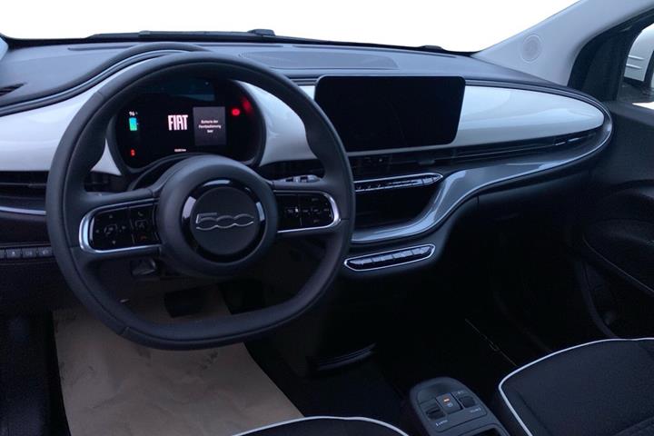 Hvid Fiat 500e fra 2025