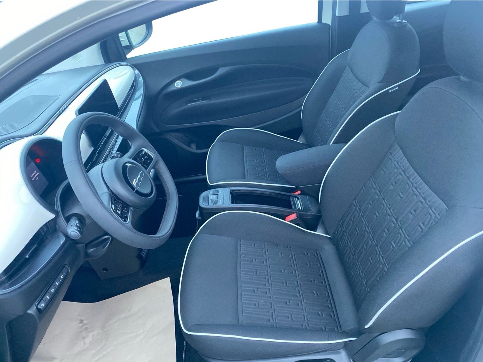 Hvid Fiat 500e fra 2025