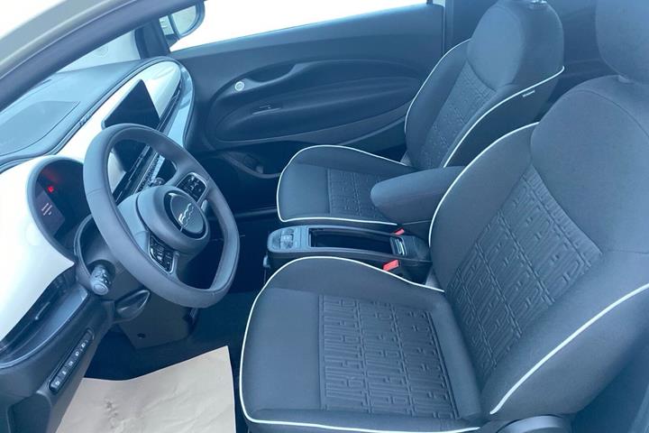 Hvid Fiat 500e fra 2025