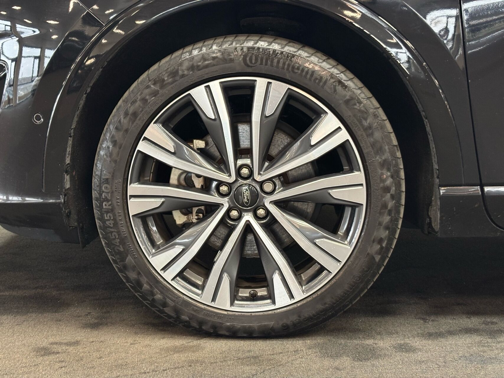 Sort Ford Kuga fra 2021