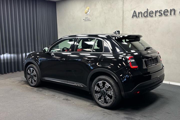 Rød Fiat 600e fra 2025