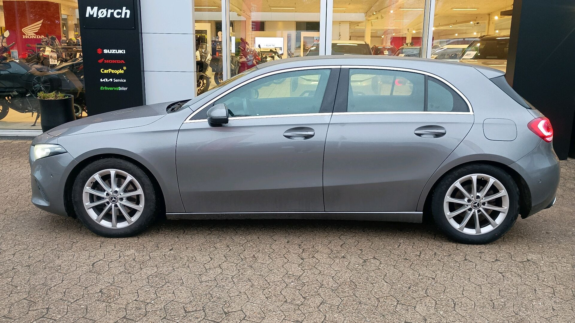 Grå Mercedes A200 fra 2019