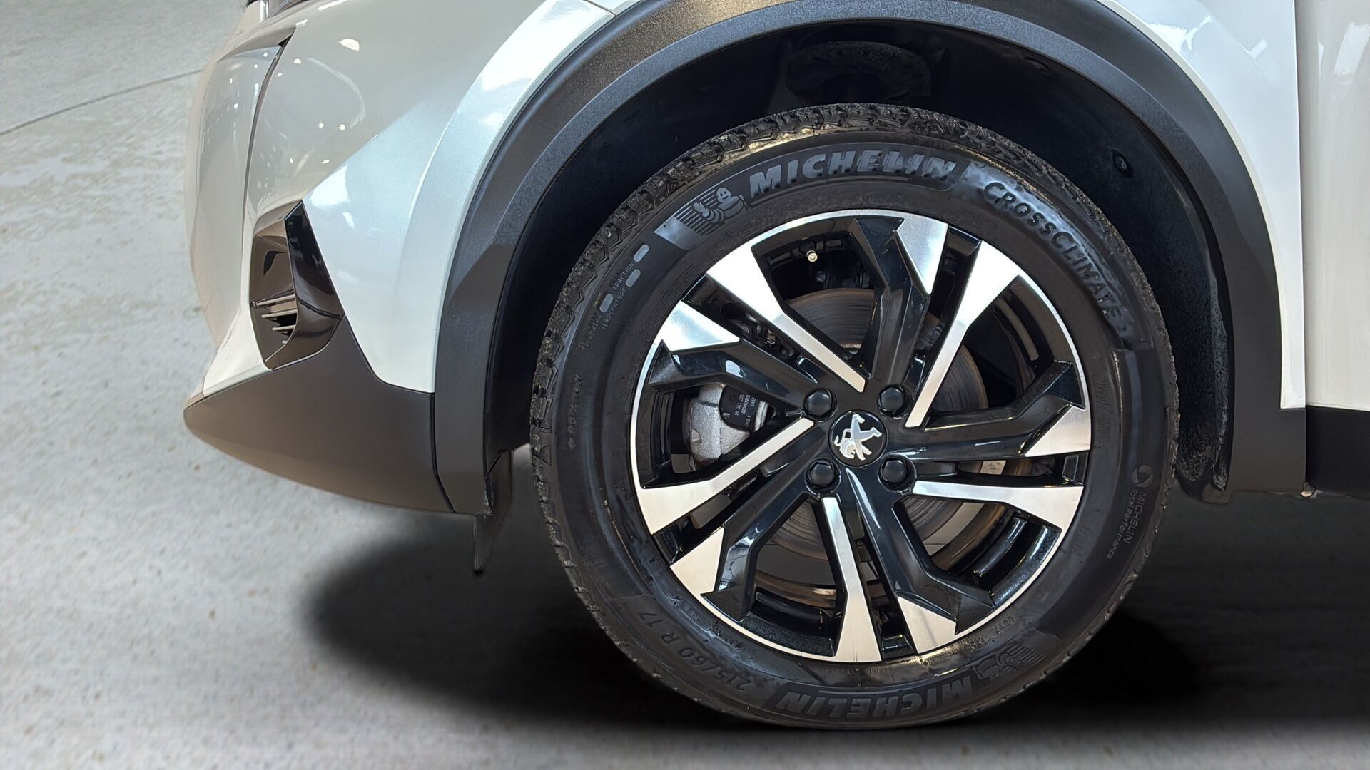 Hvid Peugeot e-2008 fra 2021