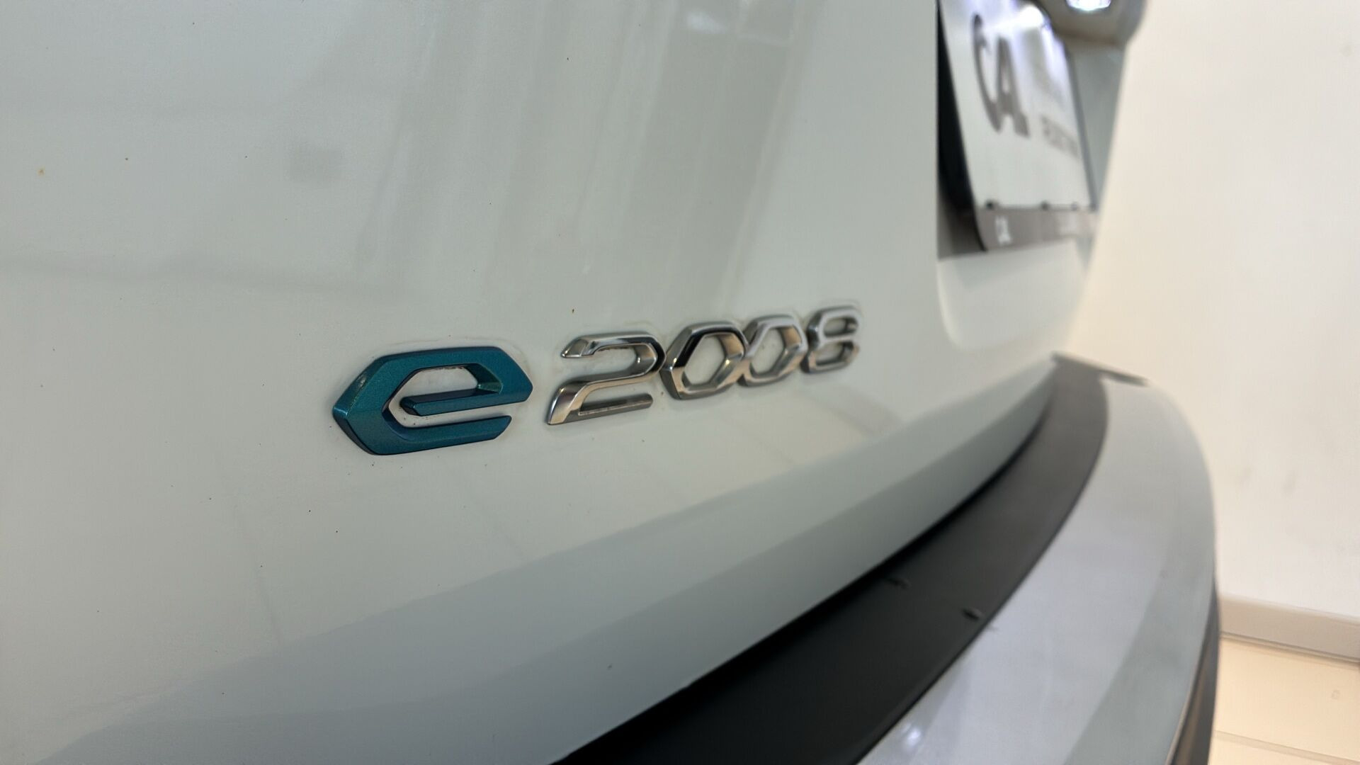 Hvid Peugeot e-2008 fra 2021