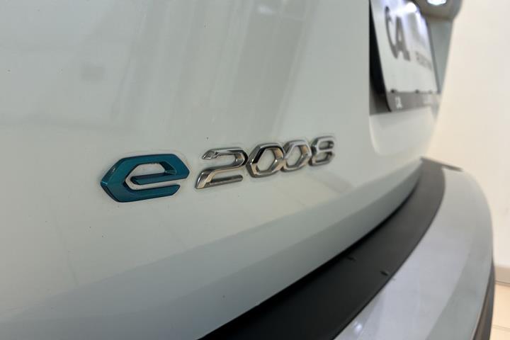 Hvid Peugeot e-2008 fra 2021