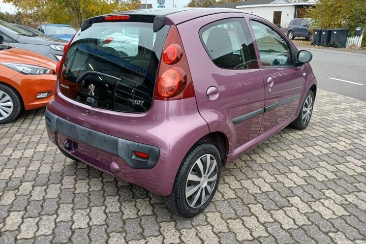 Lilla Peugeot 107 fra 2013