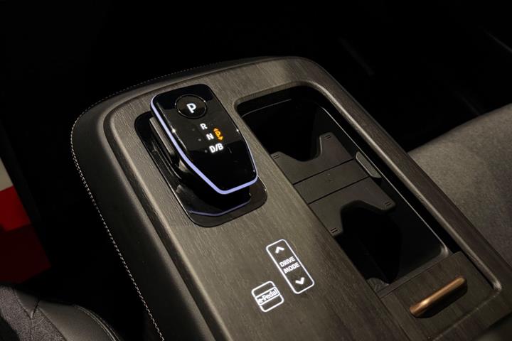 Grå Nissan Ariya fra 2024